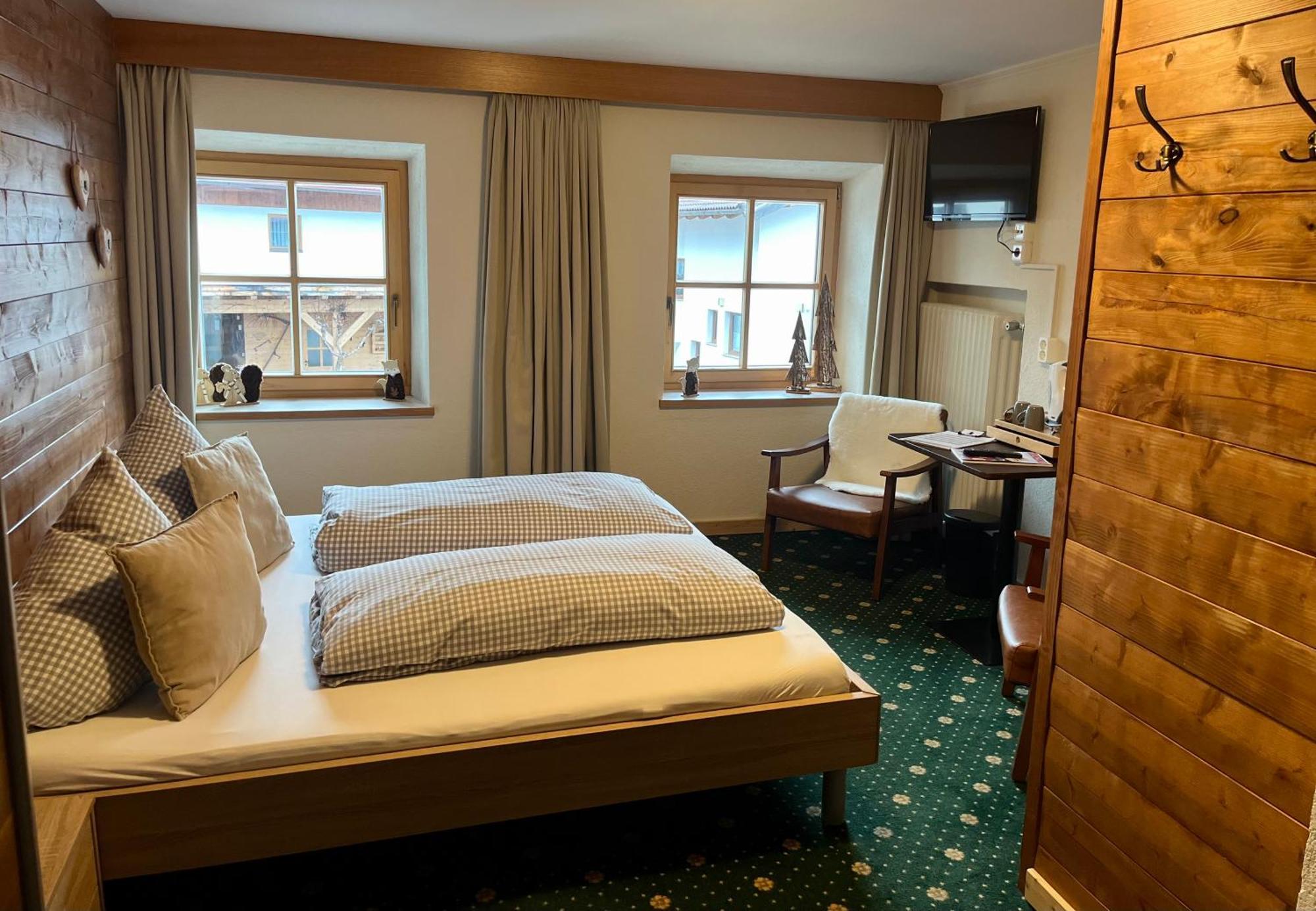 ホテル Haus Tirol エールヴァルト エクステリア 写真